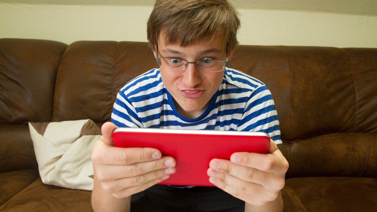 Většina Čechů souhlasí s omezováním soukromí dětí v on-line prostoru